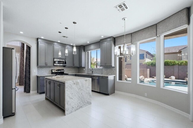 Building Photo - 7647 E Los Gatos Dr