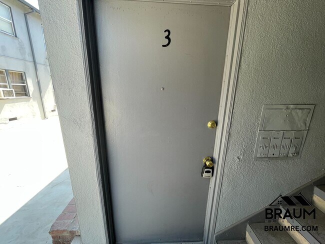 Foto del edificio - 7333 Woodman Ave