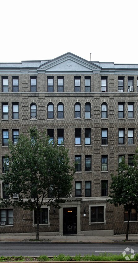 Building Photo - 670 Riverside Dr