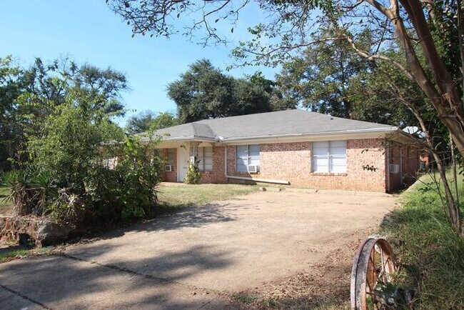 Building Photo - COMING SOON! Expansive 4 Bedroom, 2 Bath in Tyler!