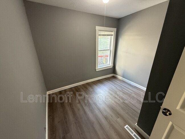 Building Photo - 142 Jewett St