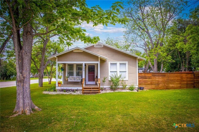 Foto del edificio - 209 S Live Oak Ave