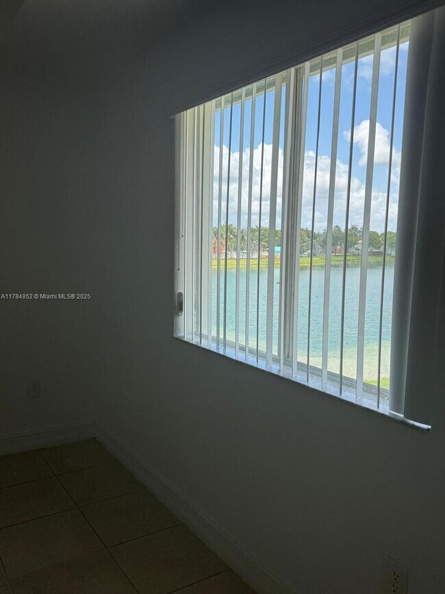 Foto del edificio - 2460 SE 15th Pl