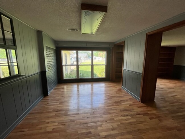 Building Photo - Renovated 4 Bedroom 2 Bath Home with 2 Car...