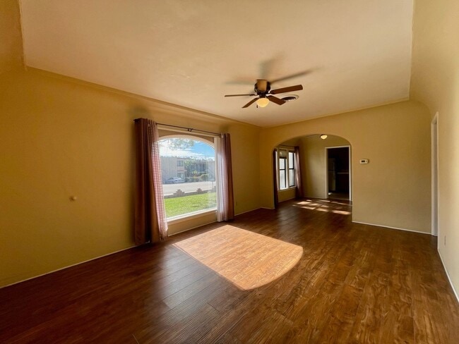 Foto del edificio - 2 Bedroom 1 Bathroom Home in Spring Valley