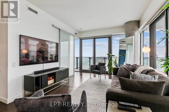 Building Photo - 390 Cherry St