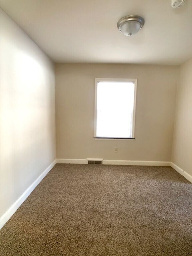 Building Photo - CHARMING 2 Bedroom Townhome Available!