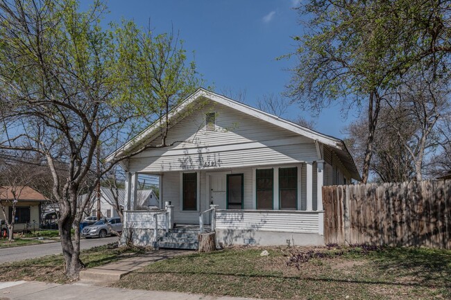 QUAINT 2/1 HOUSE AVAILABLE IN NOW! - QUAINT 2/1 HOUSE AVAILABLE IN NOW!