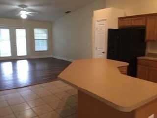 Foto del edificio - Huge sq ft_3/2 with bonus room.