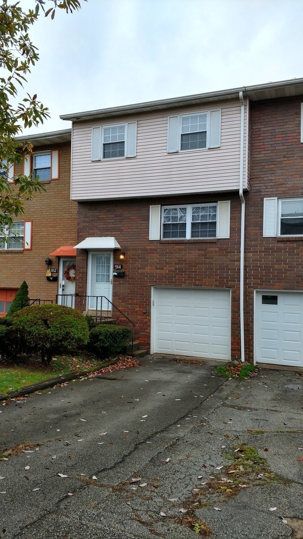 Building Photo - Beautiful three bedroom townhouse - Hempfi...