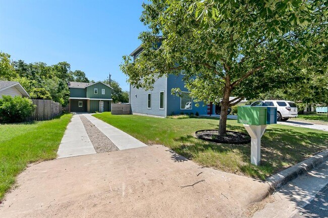 Foto del edificio - 7603 Creston Ln