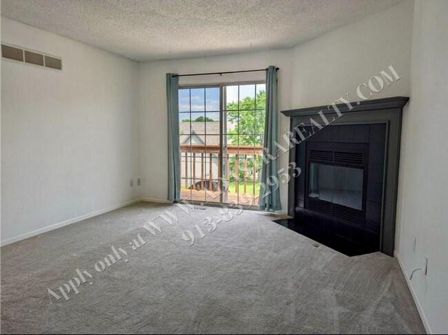 Foto del edificio - Spacious 3 Bed 2 Bath Duplex in Blue Sprin...