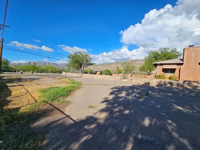 Foto del edificio - Beautiful Retro 3 Bd/2Ba Home Ready Lookin...