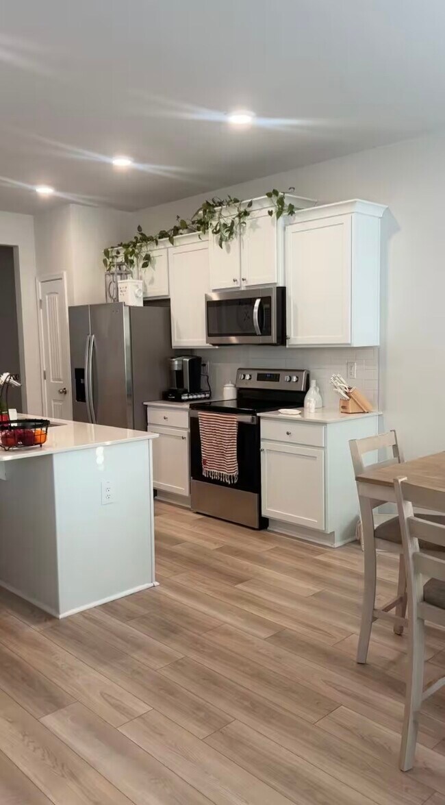 Foto del edificio - 325 Heavenly Hollow Pl