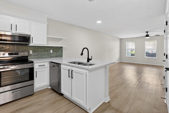 Amplias zonas de cocina y sala de estar - Overby Park Townhomes