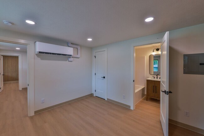 Foto del edificio - Modern Remodel with Designer Finishes | All Utilities Included