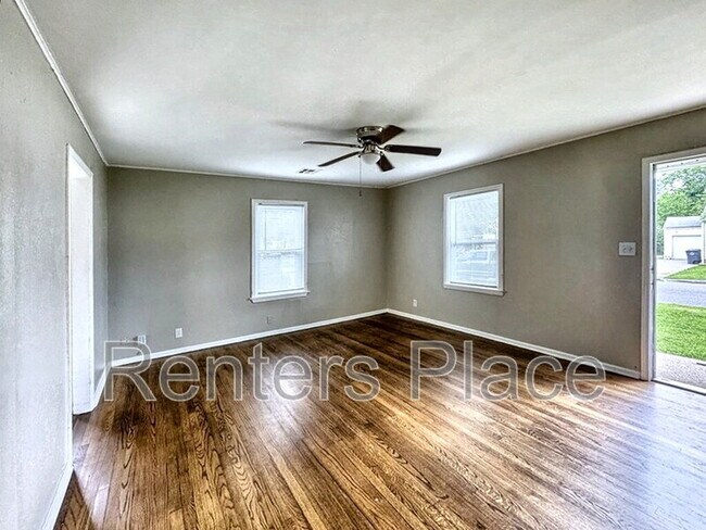 Foto del edificio - 228 S 70th E Ave