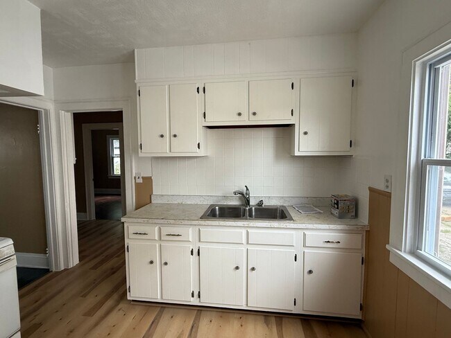 Building Photo - 4bd Single Lee/Harvard *WATER/SEWER INCLUDED* Section 8