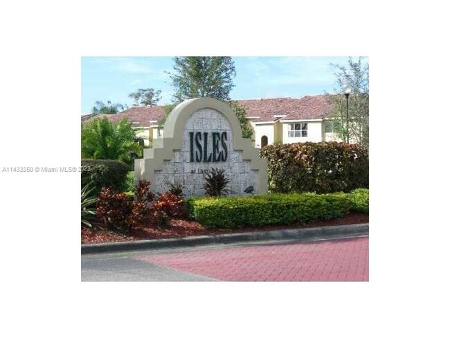 Building Photo - 595 Vista Isles Dr