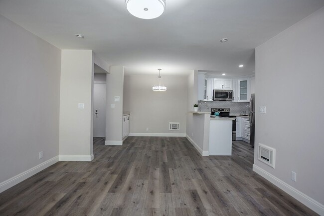 Building Photo - Newly Renovated 2 Bed + 2 Bath Condo in Pr...