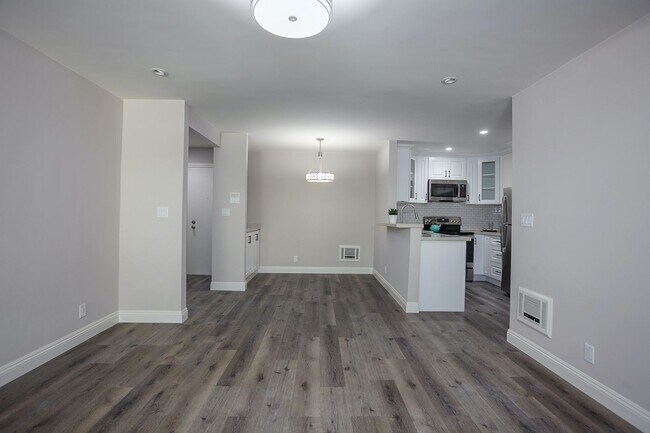 Foto del edificio - Newly Renovated 2 Bed + 2 Bath Condo in Pr...