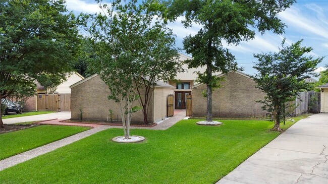 Foto del edificio - 2358 Binley Dr