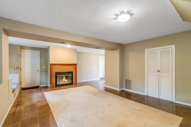 Building Photo - 8 Waibel Dr