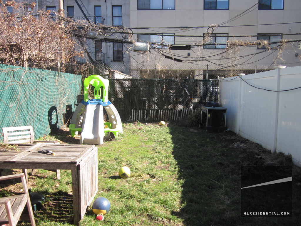 Primary Photo - 137 Columbia St