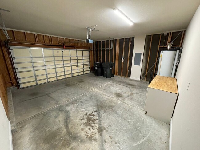 Building Photo - 3 Bedroom 2 Bathroom Available in Highland...