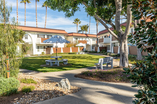 Landscaping - Villa Del Mar Apartments