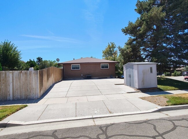 Building Photo - 5 Bd 3 Ba Home in Sandy