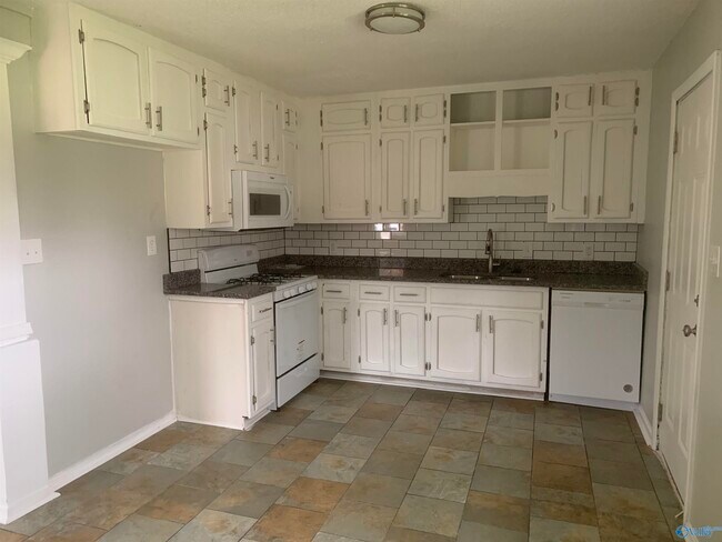 Foto del edificio - 3807 Melody Rd NE