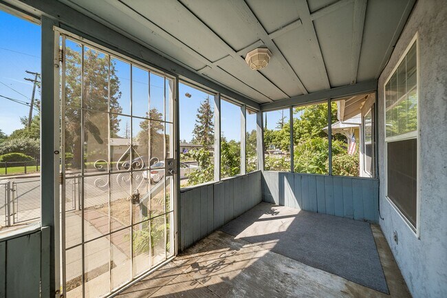 Building Photo - 2 Bed 1 Bath Home