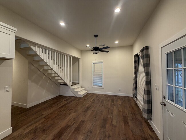 Foto del edificio - 10046 Larkin Rd