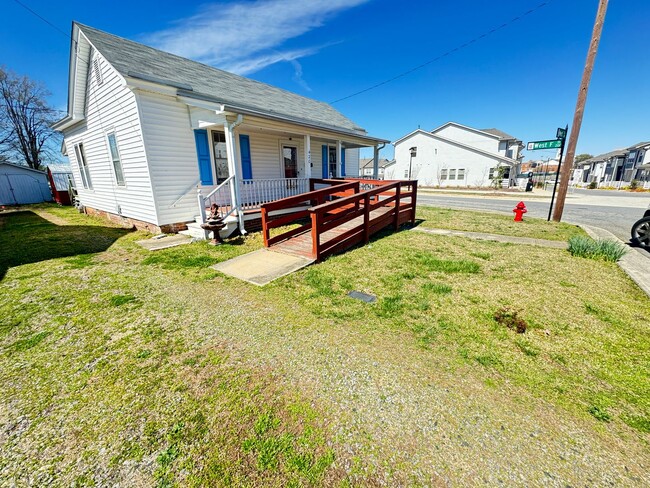 Building Photo - Large 2 bed 1 bath home located blocks fro...