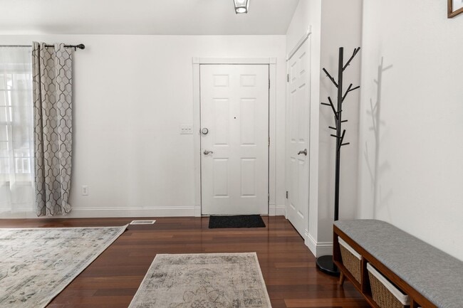 Photo - Furnished Rockrimmon 4-Bedroom with Mounta... House