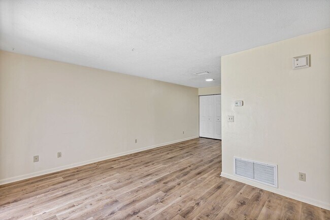 Foto del edificio - Charming 2-Bedroom Apartment for Rent – Great Location in Ocala! Deposit-Free Move-In Available t...