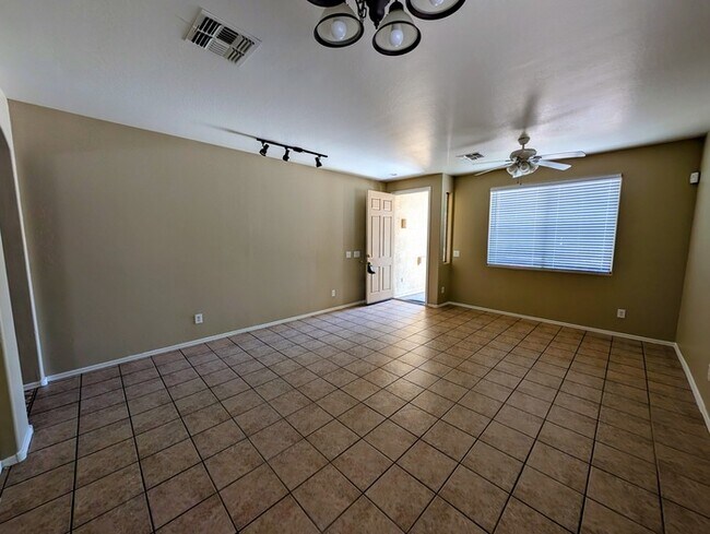 Building Photo - Arrowhead Area 3br - Large Lot