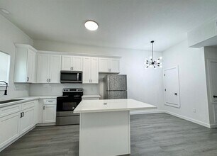 Building Photo - 328 Clearwater St