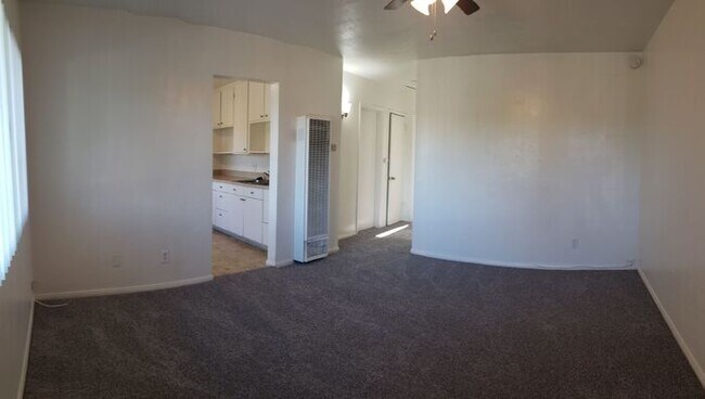 Building Photo - Bright end unit in La Mesa!