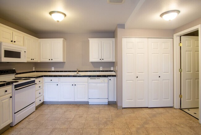 Building Photo - John's Landing 1 Bed Flat with D/W, W/D, Private Patio!!