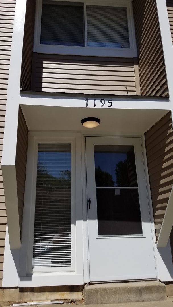 Building Photo - Renovated townhouse in established Frederi...