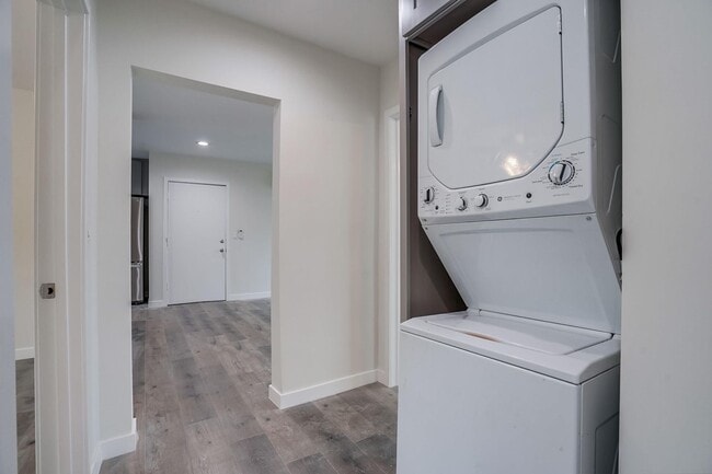 Interior Photo - 343 Warren Ln (B)