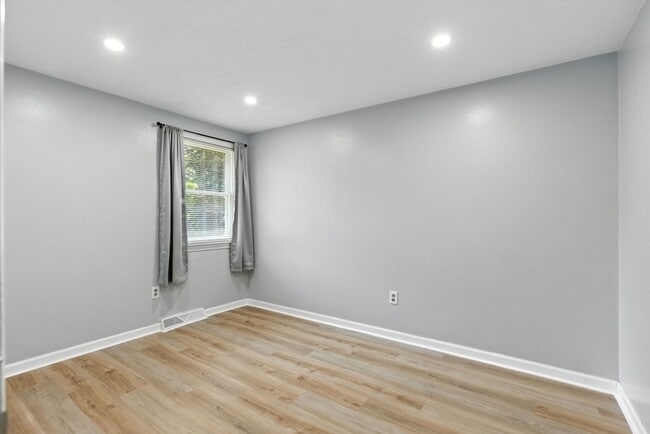 Building Photo - 21 Petipas Ln