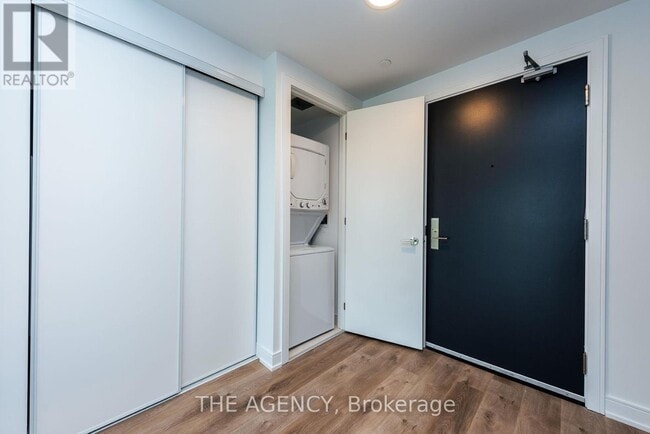 Building Photo - 3009-3009 Novar Rd