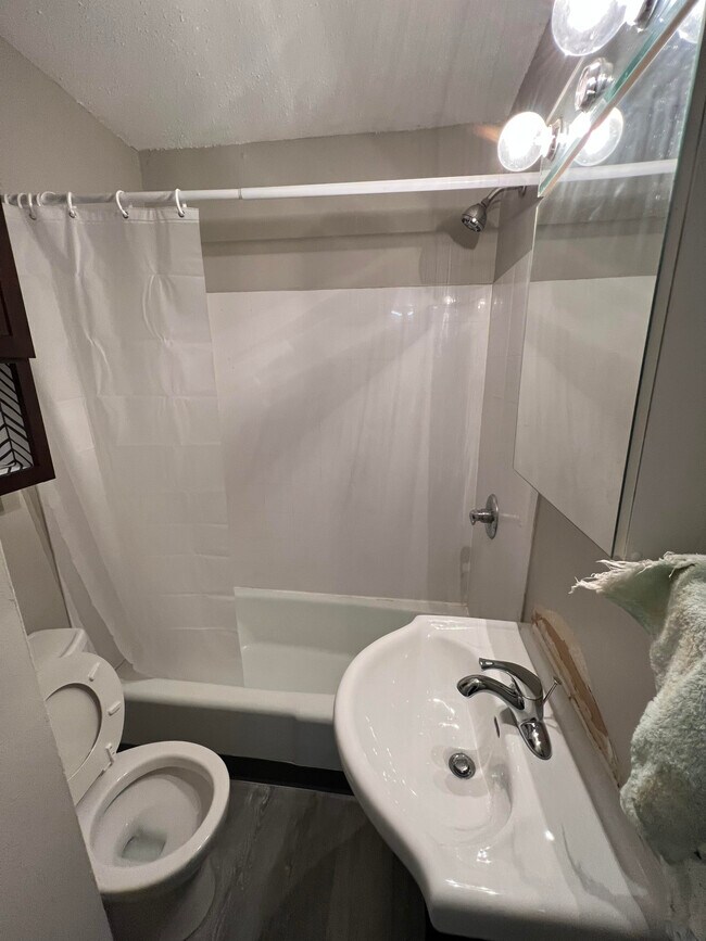Bathroom - 2109 W 1st St