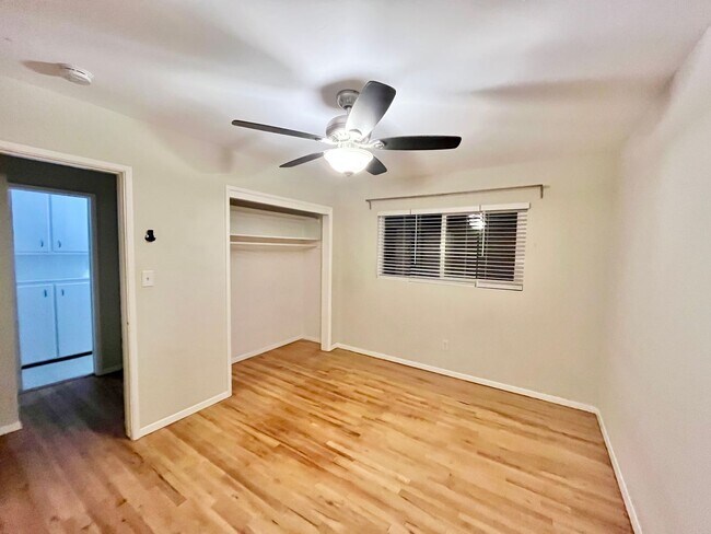 Foto del edificio - Charming Upstairs 1-Bedroom Apartment in South Park!