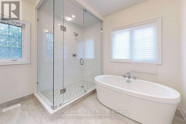 Photo du bâtiment - 100 Ballantyne Blvd