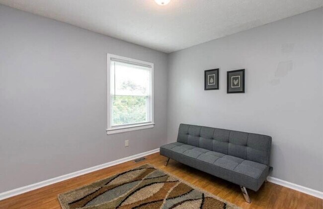 Foto del edificio - 215 Hedgewood Ct