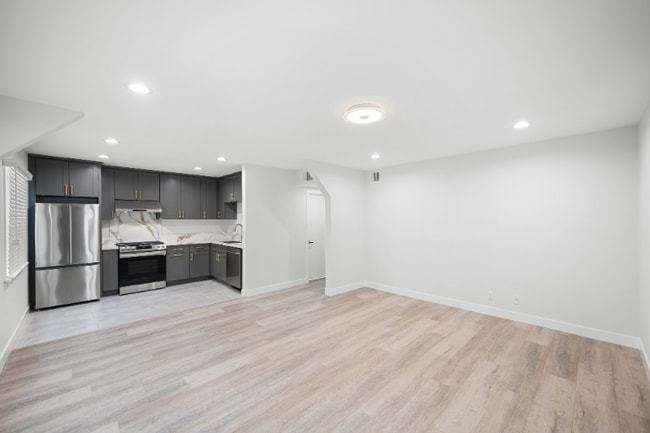 Building Photo - 623 E Chevy Chase Dr